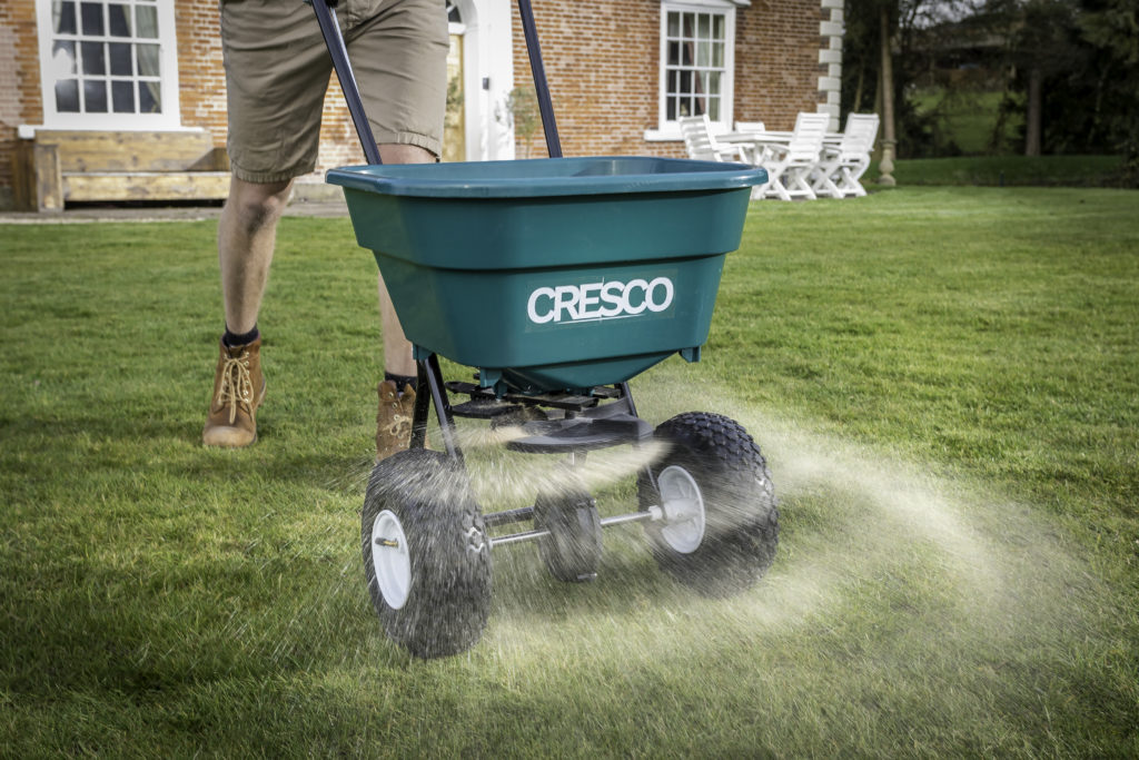 Operator spreading fertiliser with a Cresco 20