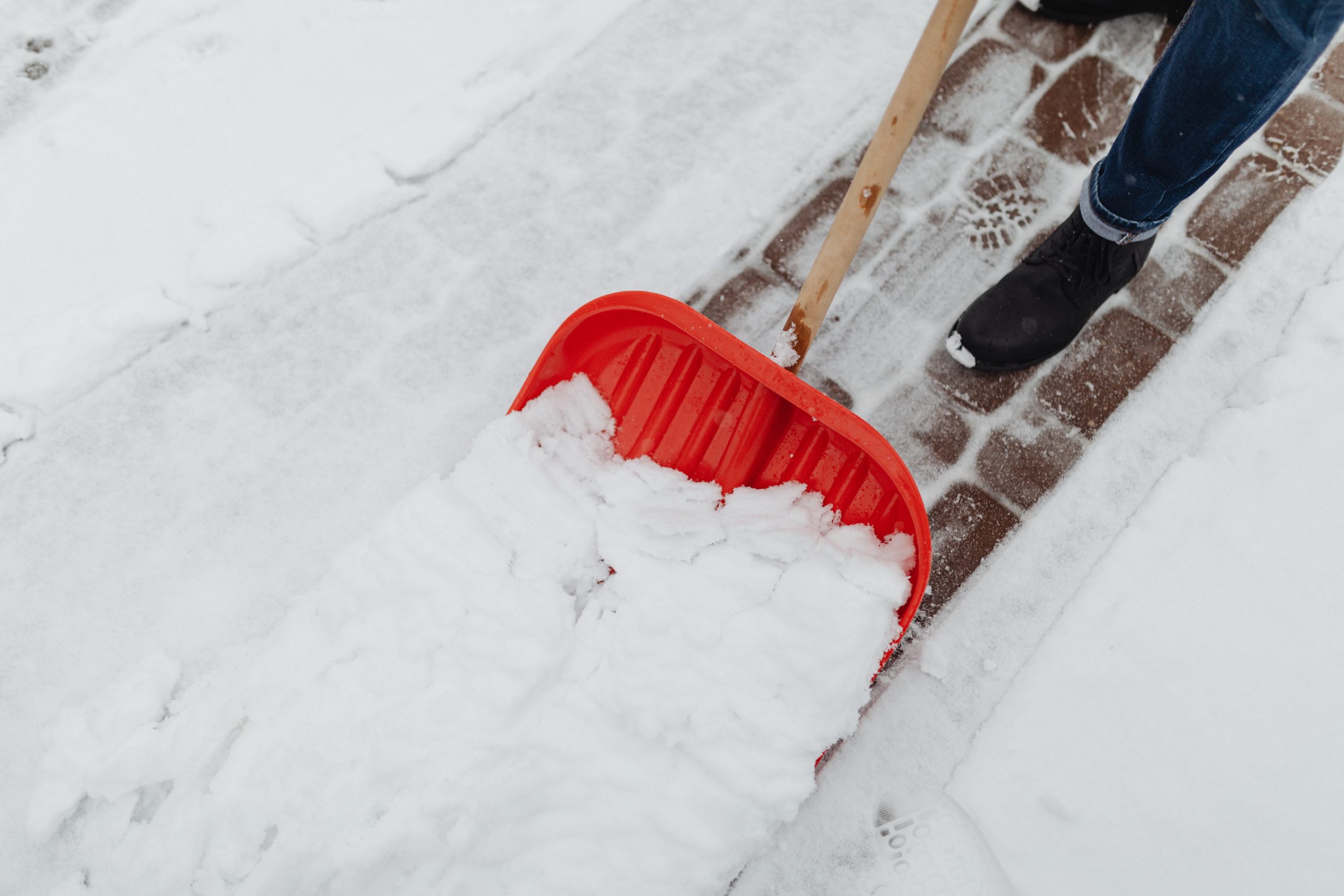 How to Snow Shovel: Winter Tools to Get the Job Done (+ Tips) - Cresco ...